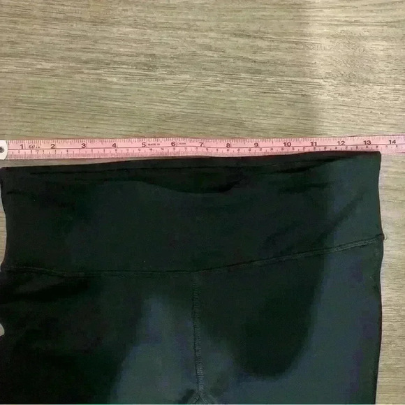 Under Armour XXS Womens Black Capris Crop Athletic Leggings Fitted Mesh Bottom - Picture 5 of 8